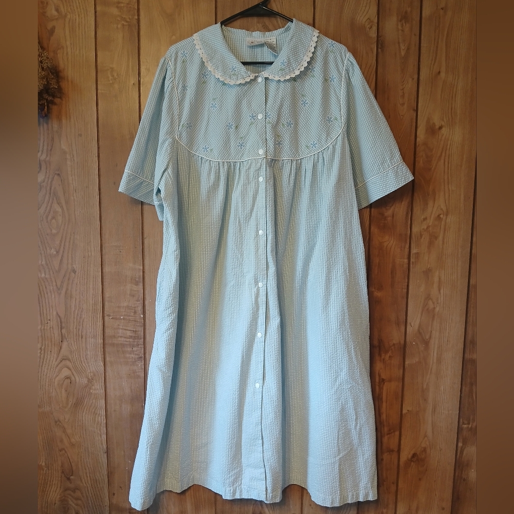 Vintage 90s Floral Embroidered Housecoat with Lace collar Womens size 1X